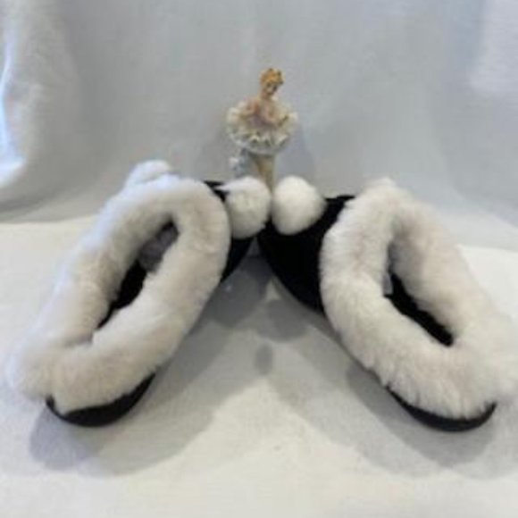 DEARFOAMS BLACK AND WHITE HOUSE SLIPPERS SIZE 7 - Picture 4 of 5